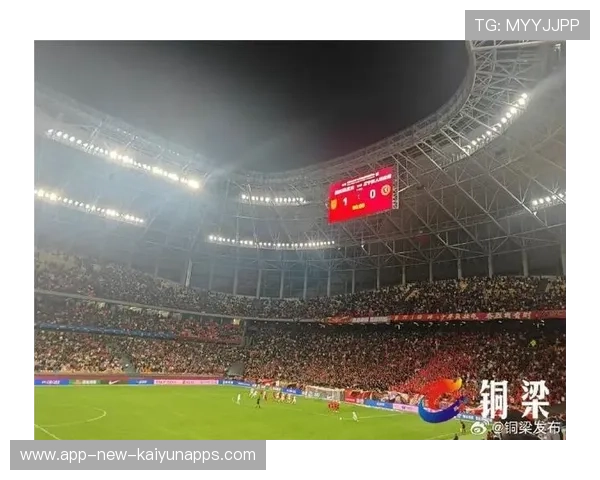 重庆铜梁龙迪马塔穿裆过人，随即低平球横扫门前